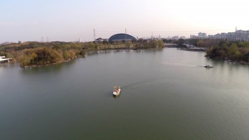 安静的湖面,游船点点