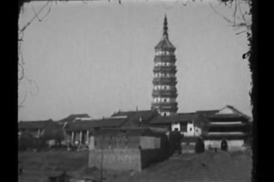 86年前的老影片截图，右边三层楼为镇皖楼