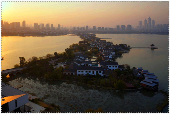 夕阳下的李公堤航拍图2